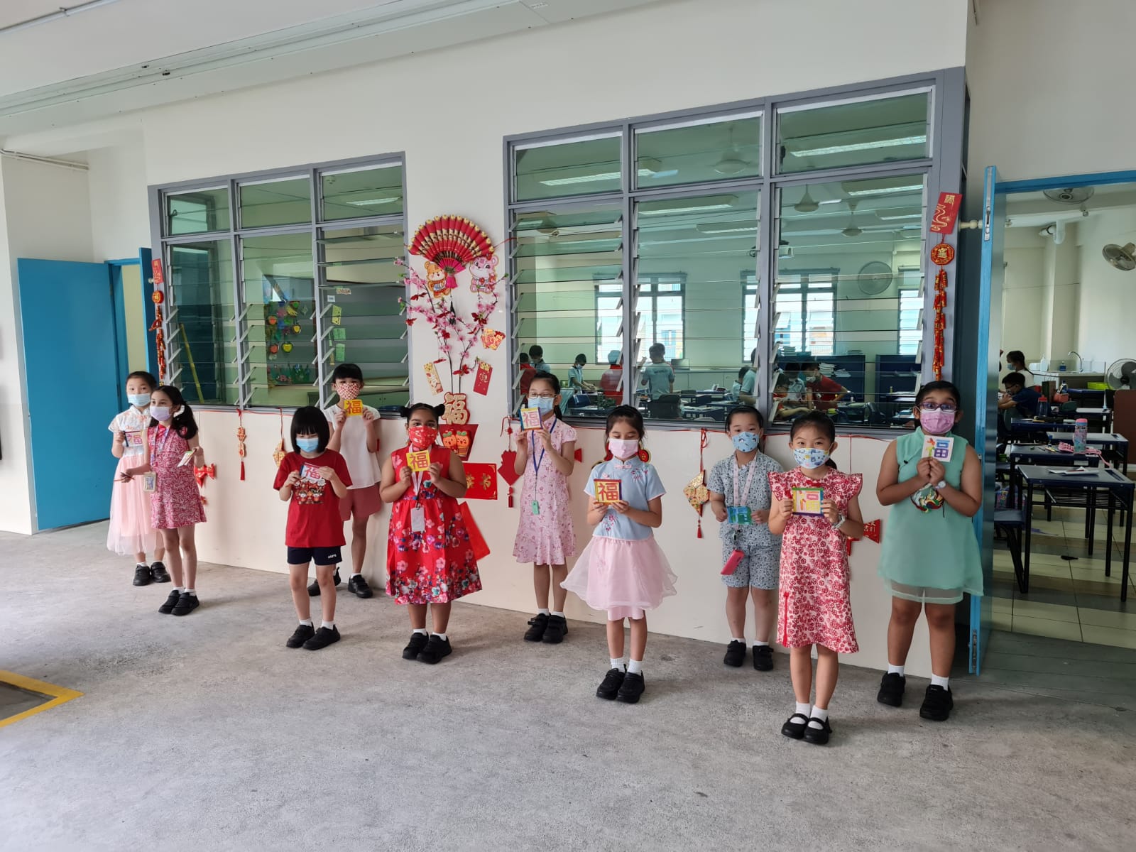 Lovely P3 students displaying the auspicious word “福”(fu – meaning good fortune)